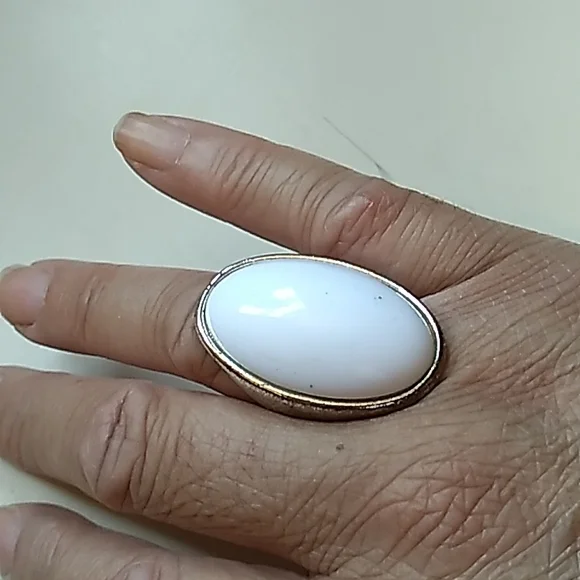 Vintage Oval-Shaped White Ring - Picture 2 of 6